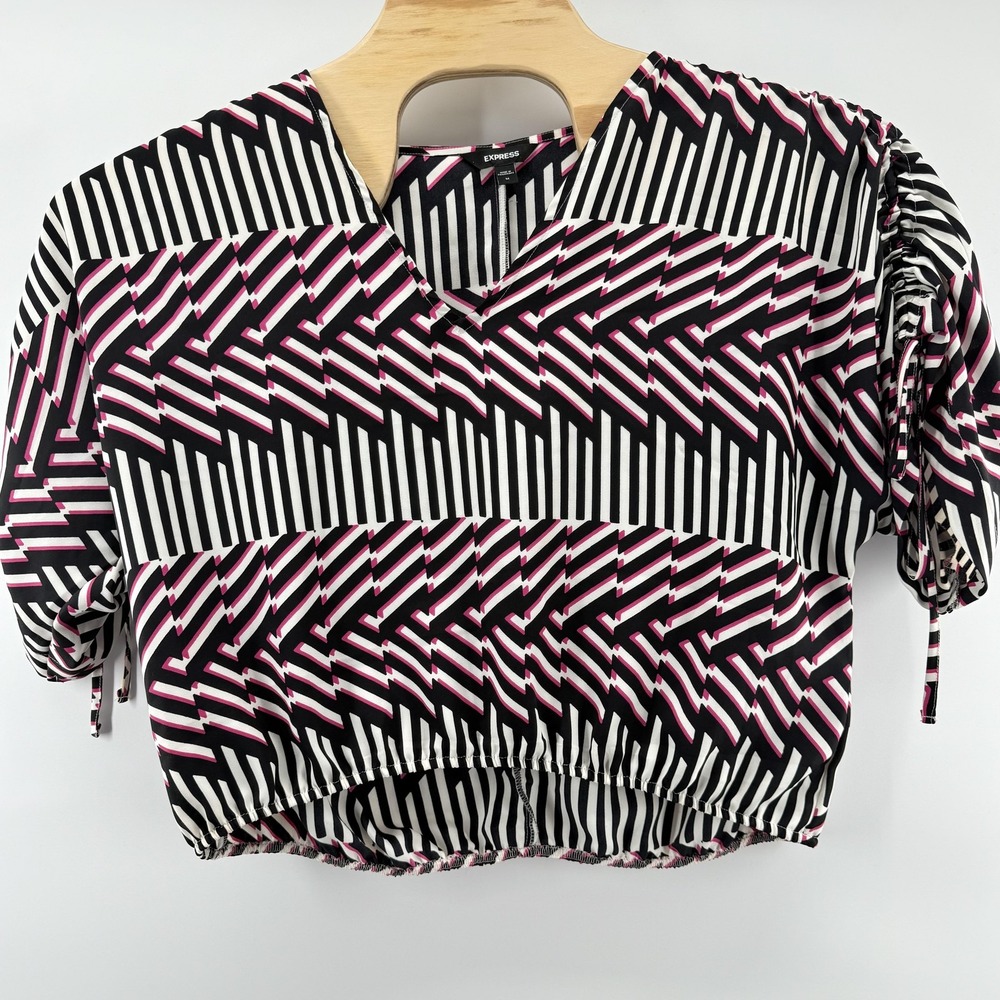 Express Shirt Womens Medium Black White Pink Geometric Ruched Sleeve Crop Top